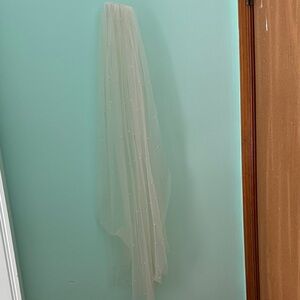 40” ivory pearl veil (fingertip length)